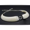 Collar de colmillos naturales