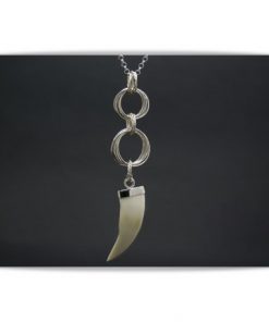 Colgante de colmillo con aros