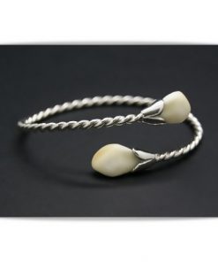 Pulsera hilo de plata con perlas de ciervo